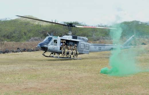 Helicptero Bell UH-1H Plus de la FARD se prepara para insertar tropas francesas y dominicanas. (Foto: Armada de Repblica Dominicana)